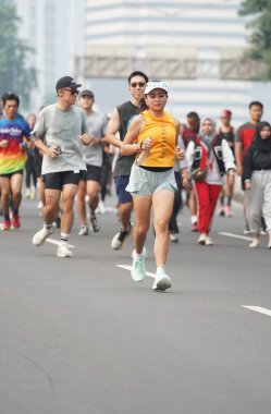 9 Haziran 2024 'te Endonezya' nın Jakarta kenti: Sudirman - Thamrin, Merkez Jakarta 'da sabah saatlerinde Arabasız Günü' nde egzersiz yapan Asyalı insanlar. Seçici odaklanma. Odaklanamadı