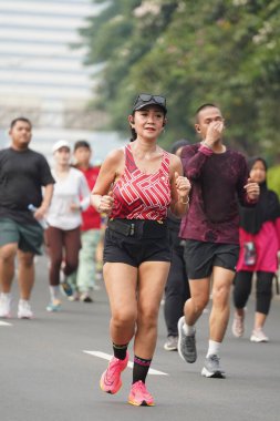 9 Haziran 2024 'te Endonezya' nın Jakarta kenti: Sudirman - Thamrin, Merkez Jakarta 'da sabah saatlerinde Arabasız Günü' nde egzersiz yapan Asyalı insanlar. Seçici odaklanma. Odaklanamadı