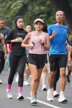 9 Haziran 2024 'te Endonezya' nın Jakarta kenti: Sudirman - Thamrin, Merkez Jakarta 'da sabah saatlerinde Arabasız Günü' nde egzersiz yapan Asyalı insanlar. Seçici odaklanma. Odaklanamadı