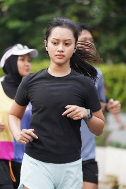 9 Haziran 2024 'te Endonezya' nın Jakarta kenti: Sudirman - Thamrin, Merkez Jakarta 'da sabah saatlerinde Arabasız Günü' nde egzersiz yapan Asyalı insanlar. Seçici odaklanma. Odaklanamadı
