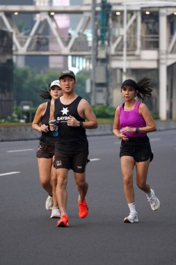 Jakarta, Endonezya 'da 12 Haziran 2024: Asyalılar Orta Jakarta' daki Sudirman-Thamrin bölgesinde koşuyorlar. Arabasız gün Sudirman - Thamrin. Odaklanamadı