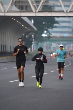 Jakarta, Endonezya 'da 12 Haziran 2024: Asyalılar Orta Jakarta' daki Sudirman-Thamrin bölgesinde koşuyorlar. Arabasız gün Sudirman - Thamrin. Odaklanamadı