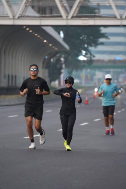 Jakarta, Endonezya 'da 12 Haziran 2024: Asyalılar Orta Jakarta' daki Sudirman-Thamrin bölgesinde koşuyorlar. Arabasız gün Sudirman - Thamrin. Odaklanamadı