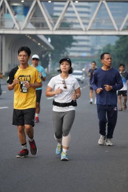 Jakarta, Endonezya 'da 12 Haziran 2024: Asyalılar Orta Jakarta' daki Sudirman-Thamrin bölgesinde koşuyorlar. Arabasız gün Sudirman - Thamrin. Odaklanamadı