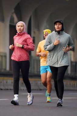 Jakarta, Endonezya 'da 12 Haziran 2024: Asyalılar Orta Jakarta' daki Sudirman-Thamrin bölgesinde koşuyorlar. Arabasız gün Sudirman - Thamrin. Odaklanamadı