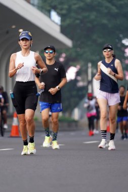 Jakarta, Endonezya 'da 12 Haziran 2024: Asyalılar Orta Jakarta' daki Sudirman-Thamrin bölgesinde koşuyorlar. Arabasız gün Sudirman - Thamrin. Odaklanamadı