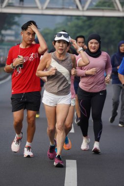 Jakarta, Endonezya 'da 12 Haziran 2024: Asyalılar Orta Jakarta' daki Sudirman-Thamrin bölgesinde koşuyorlar. Arabasız gün Sudirman - Thamrin. Odaklanamadı