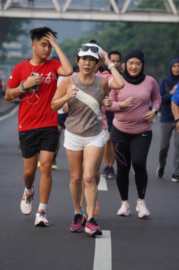 Jakarta, Endonezya 'da 12 Haziran 2024: Asyalılar Orta Jakarta' daki Sudirman-Thamrin bölgesinde koşuyorlar. Arabasız gün Sudirman - Thamrin. Odaklanamadı