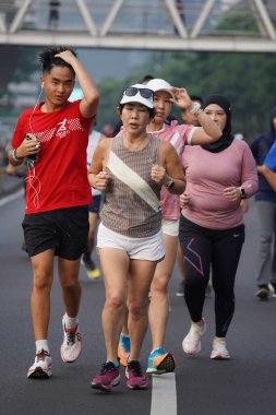 Jakarta, Endonezya 'da 12 Haziran 2024: Asyalılar Orta Jakarta' daki Sudirman-Thamrin bölgesinde koşuyorlar. Arabasız gün Sudirman - Thamrin. Odaklanamadı