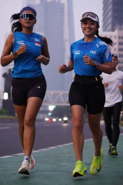 Jakarta, Endonezya 'da 12 Haziran 2024: Asyalılar Orta Jakarta' daki Sudirman-Thamrin bölgesinde koşuyorlar. Arabasız gün Sudirman - Thamrin. Odaklanamadı