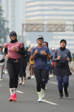 Jakarta, Endonezya 'da 12 Haziran 2024: Asyalılar Orta Jakarta' daki Sudirman-Thamrin bölgesinde koşuyorlar. Arabasız gün Sudirman - Thamrin. Odaklanamadı