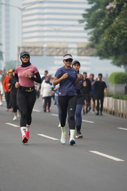 Jakarta, Endonezya 'da 12 Haziran 2024: Asyalılar Orta Jakarta' daki Sudirman-Thamrin bölgesinde koşuyorlar. Arabasız gün Sudirman - Thamrin. Odaklanamadı