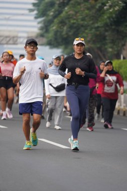 Jakarta, Endonezya 'da 12 Haziran 2024: Asyalılar Orta Jakarta' daki Sudirman-Thamrin bölgesinde koşuyorlar. Arabasız gün Sudirman - Thamrin. Odaklanamadı
