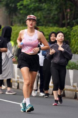 Jakarta, Endonezya 'da 12 Haziran 2024: Asyalılar Orta Jakarta' daki Sudirman-Thamrin bölgesinde koşuyorlar. Arabasız gün Sudirman - Thamrin. Odaklanamadı