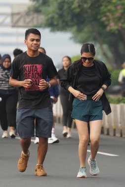 Jakarta, Endonezya 'da 12 Haziran 2024: Asyalılar Orta Jakarta' daki Sudirman-Thamrin bölgesinde koşuyorlar. Arabasız gün Sudirman - Thamrin. Odaklanamadı