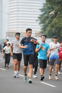 Jakarta, Endonezya 'da 12 Haziran 2024: Asyalılar Orta Jakarta' daki Sudirman-Thamrin bölgesinde koşuyorlar. Arabasız gün Sudirman - Thamrin. Odaklanamadı
