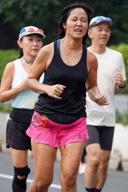 Jakarta, Endonezya 'da 12 Haziran 2024: Asyalılar Orta Jakarta' daki Sudirman-Thamrin bölgesinde koşuyorlar. Arabasız gün Sudirman - Thamrin. Odaklanamadı