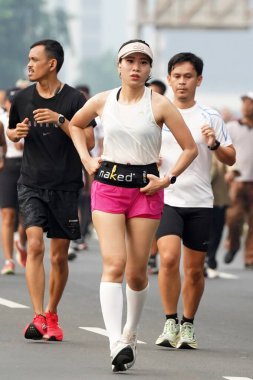 Jakarta, Endonezya 'da 12 Haziran 2024: Asyalılar Orta Jakarta' daki Sudirman-Thamrin bölgesinde koşuyorlar. Arabasız gün Sudirman - Thamrin. Odaklanamadı