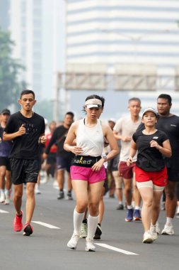 Jakarta, Endonezya 'da 12 Haziran 2024: Asyalılar Orta Jakarta' daki Sudirman-Thamrin bölgesinde koşuyorlar. Arabasız gün Sudirman - Thamrin. Odaklanamadı