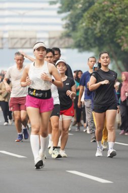 Jakarta, Endonezya 'da 12 Haziran 2024: Asyalılar Orta Jakarta' daki Sudirman-Thamrin bölgesinde koşuyorlar. Arabasız gün Sudirman - Thamrin. Odaklanamadı