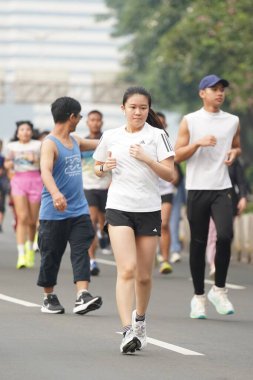 Jakarta, Endonezya 'da 12 Haziran 2024: Asyalılar Orta Jakarta' daki Sudirman-Thamrin bölgesinde koşuyorlar. Arabasız gün Sudirman - Thamrin. Odaklanamadı