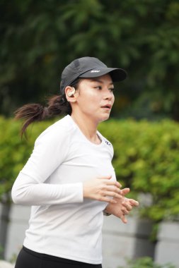 Jakarta, Endonezya 'da 12 Haziran 2024: Asyalılar Orta Jakarta' daki Sudirman-Thamrin bölgesinde koşuyorlar. Arabasız gün Sudirman - Thamrin. Odaklanamadı