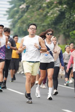 Jakarta, Endonezya 'da 12 Haziran 2024: Asyalılar Orta Jakarta' daki Sudirman-Thamrin bölgesinde koşuyorlar. Arabasız gün Sudirman - Thamrin. Odaklanamadı