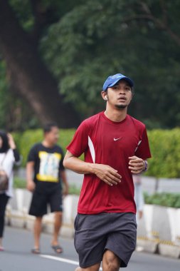 Jakarta, Endonezya 'da 12 Haziran 2024: Asyalılar Orta Jakarta' daki Sudirman-Thamrin bölgesinde koşuyorlar. Arabasız gün Sudirman - Thamrin. Odaklanamadı