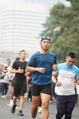 Jakarta, Endonezya 'da 12 Haziran 2024: Asyalılar Orta Jakarta' daki Sudirman-Thamrin bölgesinde koşuyorlar. Arabasız gün Sudirman - Thamrin. Odaklanamadı