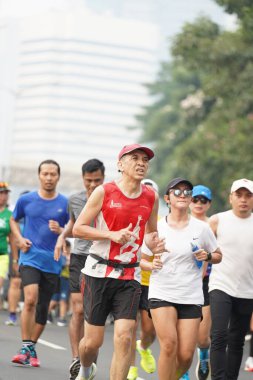 Jakarta, Endonezya 'da 12 Haziran 2024: Asyalılar Orta Jakarta' daki Sudirman-Thamrin bölgesinde koşuyorlar. Arabasız gün Sudirman - Thamrin. Odaklanamadı