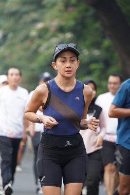 Jakarta, Endonezya 'da 12 Haziran 2024: Asyalılar Orta Jakarta' daki Sudirman-Thamrin bölgesinde koşuyorlar. Arabasız gün Sudirman - Thamrin. Odaklanamadı