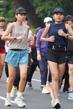 Jakarta, Endonezya 'da 12 Haziran 2024: Asyalılar Orta Jakarta' daki Sudirman-Thamrin bölgesinde koşuyorlar. Arabasız gün Sudirman - Thamrin. Odaklanamadı