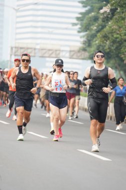 Jakarta, Endonezya 'da 12 Haziran 2024: Asyalılar Orta Jakarta' daki Sudirman-Thamrin bölgesinde koşuyorlar. Arabasız gün Sudirman - Thamrin. Odaklanamadı