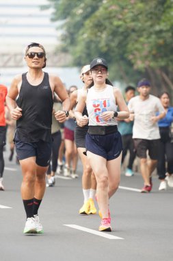 Jakarta, Endonezya 'da 12 Haziran 2024: Asyalılar Orta Jakarta' daki Sudirman-Thamrin bölgesinde koşuyorlar. Arabasız gün Sudirman - Thamrin. Odaklanamadı