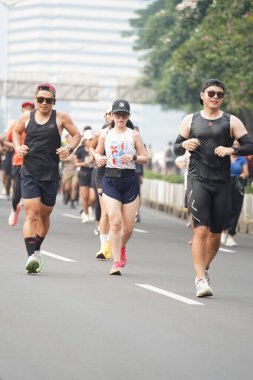 Jakarta, Endonezya 'da 12 Haziran 2024: Asyalılar Orta Jakarta' daki Sudirman-Thamrin bölgesinde koşuyorlar. Arabasız gün Sudirman - Thamrin. Odaklanamadı