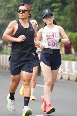 Jakarta, Endonezya 'da 12 Haziran 2024: Asyalılar Orta Jakarta' daki Sudirman-Thamrin bölgesinde koşuyorlar. Arabasız gün Sudirman - Thamrin. Odaklanamadı