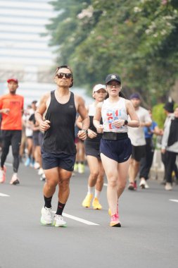 Jakarta, Endonezya 'da 12 Haziran 2024: Asyalılar Orta Jakarta' daki Sudirman-Thamrin bölgesinde koşuyorlar. Arabasız gün Sudirman - Thamrin. Odaklanamadı