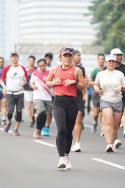 Jakarta, Endonezya 'da 12 Haziran 2024: Asyalılar Orta Jakarta' daki Sudirman-Thamrin bölgesinde koşuyorlar. Arabasız gün Sudirman - Thamrin. Odaklanamadı