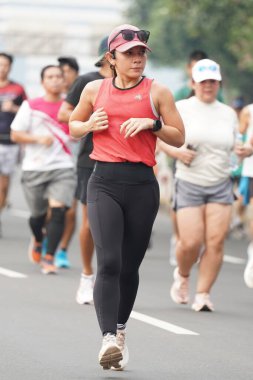 Jakarta, Endonezya 'da 12 Haziran 2024: Asyalılar Orta Jakarta' daki Sudirman-Thamrin bölgesinde koşuyorlar. Arabasız gün Sudirman - Thamrin. Odaklanamadı