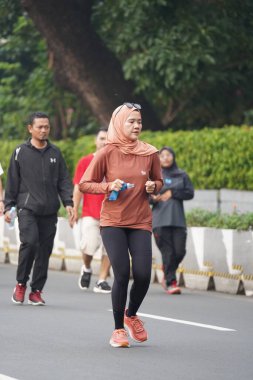 Jakarta, Endonezya 'da 12 Haziran 2024: Asyalılar Orta Jakarta' daki Sudirman-Thamrin bölgesinde koşuyorlar. Arabasız gün Sudirman - Thamrin. Odaklanamadı