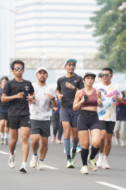 Jakarta, Endonezya 'da 12 Haziran 2024: Asyalılar Orta Jakarta' daki Sudirman-Thamrin bölgesinde koşuyorlar. Arabasız gün Sudirman - Thamrin. Odaklanamadı