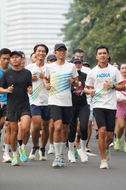 Jakarta, Endonezya 'da 12 Haziran 2024: Asyalılar Orta Jakarta' daki Sudirman-Thamrin bölgesinde koşuyorlar. Arabasız gün Sudirman - Thamrin. Odaklanamadı