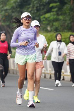 Jakarta, Endonezya 'da 12 Haziran 2024: Asyalılar Orta Jakarta' daki Sudirman-Thamrin bölgesinde koşuyorlar. Arabasız gün Sudirman - Thamrin. Odaklanamadı