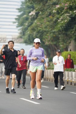 Jakarta, Endonezya 'da 12 Haziran 2024: Asyalılar Orta Jakarta' daki Sudirman-Thamrin bölgesinde koşuyorlar. Arabasız gün Sudirman - Thamrin. Odaklanamadı