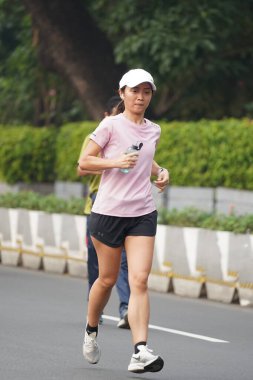Jakarta, Endonezya 'da 12 Haziran 2024: Asyalılar Orta Jakarta' daki Sudirman-Thamrin bölgesinde koşuyorlar. Arabasız gün Sudirman - Thamrin. Odaklanamadı