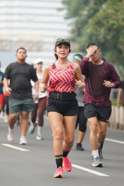 Jakarta, Endonezya 'da 12 Haziran 2024: Asyalılar Orta Jakarta' daki Sudirman-Thamrin bölgesinde koşuyorlar. Arabasız gün Sudirman - Thamrin. Odaklanamadı