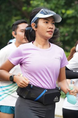 Jakarta, Endonezya 'da 12 Haziran 2024: Asyalılar Orta Jakarta' daki Sudirman-Thamrin bölgesinde koşuyorlar. Arabasız gün Sudirman - Thamrin. Odaklanamadı