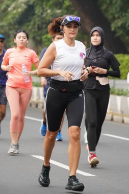 Jakarta, Endonezya 'da 12 Haziran 2024: Asyalılar Orta Jakarta' daki Sudirman-Thamrin bölgesinde koşuyorlar. Arabasız gün Sudirman - Thamrin. Odaklanamadı