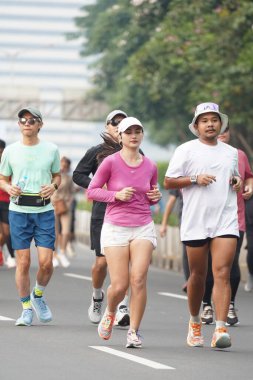 Jakarta, Endonezya 'da 12 Haziran 2024: Asyalılar Orta Jakarta' daki Sudirman-Thamrin bölgesinde koşuyorlar. Arabasız gün Sudirman - Thamrin. Odaklanamadı