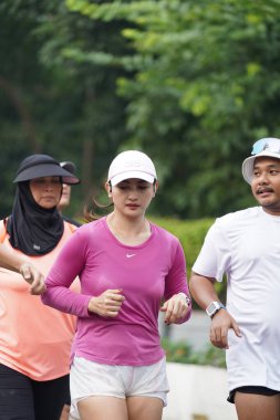 Jakarta, Endonezya 'da 12 Haziran 2024: Asyalılar Orta Jakarta' daki Sudirman-Thamrin bölgesinde koşuyorlar. Arabasız gün Sudirman - Thamrin. Odaklanamadı